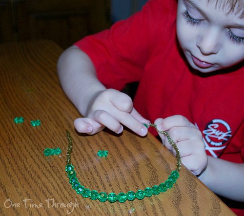 How to put the beads on the christmas wreath ornament